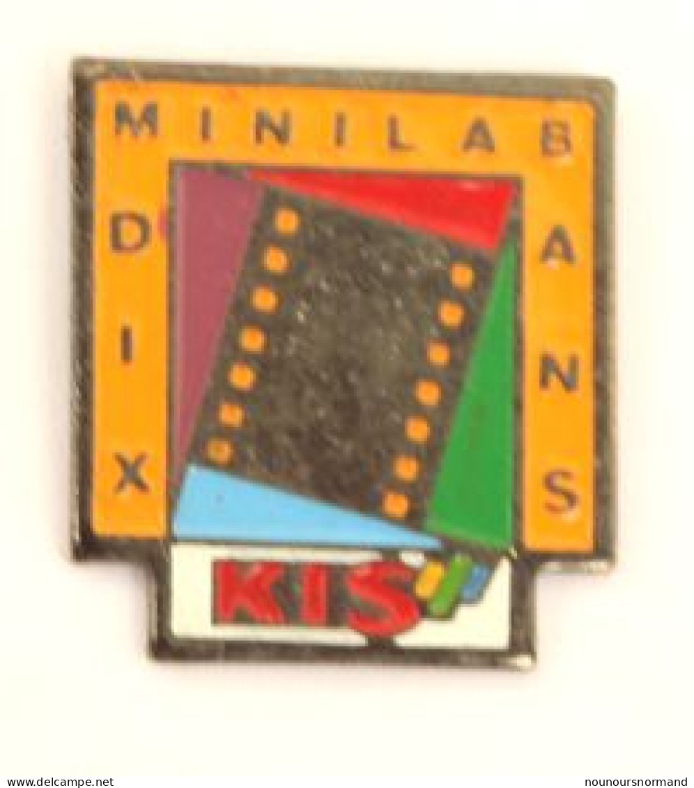 Pin's KIS - MINILAB 10 ANS - Pellicule Photo - M695 - Photographie