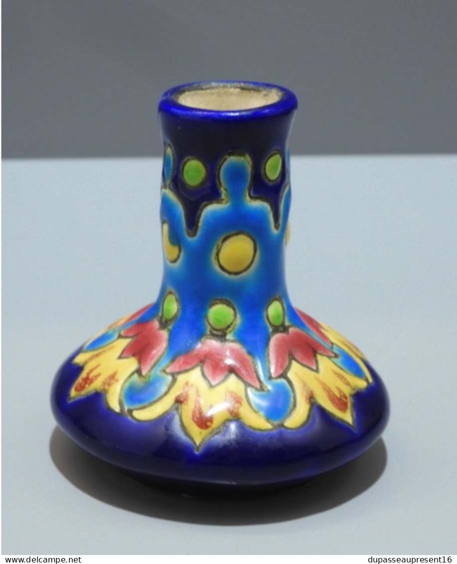 -JOLI ANCIEN VASE MINIATURE PETIT VASE A VIOLETTES CERAMIQUE LONGWY VITRINE    E - Longwy (FRA)