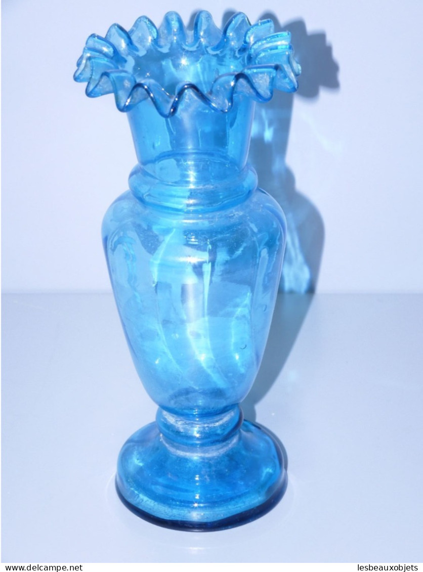 -VASE VERRE Bleu MARY GREGORY PETITE FILLE Au PARAPLUIE Haut Volanté Déco   E - Vazen