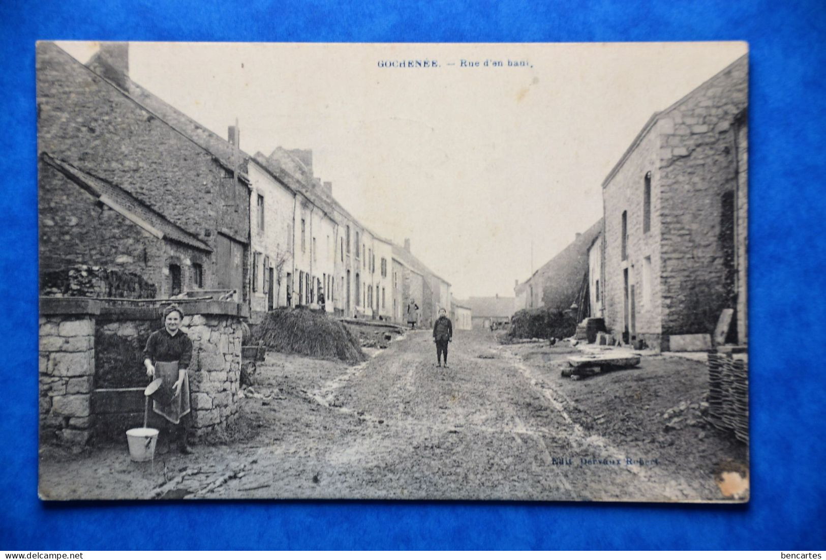 Gochenée: Rue D'en Haut Animée Avec Femme Au Puits. Très Rare - Doische