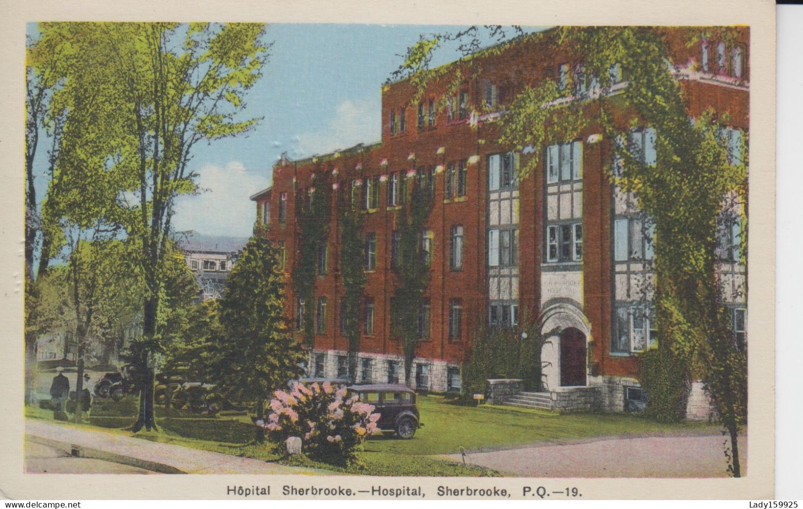 Hôpital (Protestante) Sherbrooke Québec Entrée Sur Le Bord Bâtiment Briques Rouge. Couple De Dos Sous Les Arbres - Sherbrooke