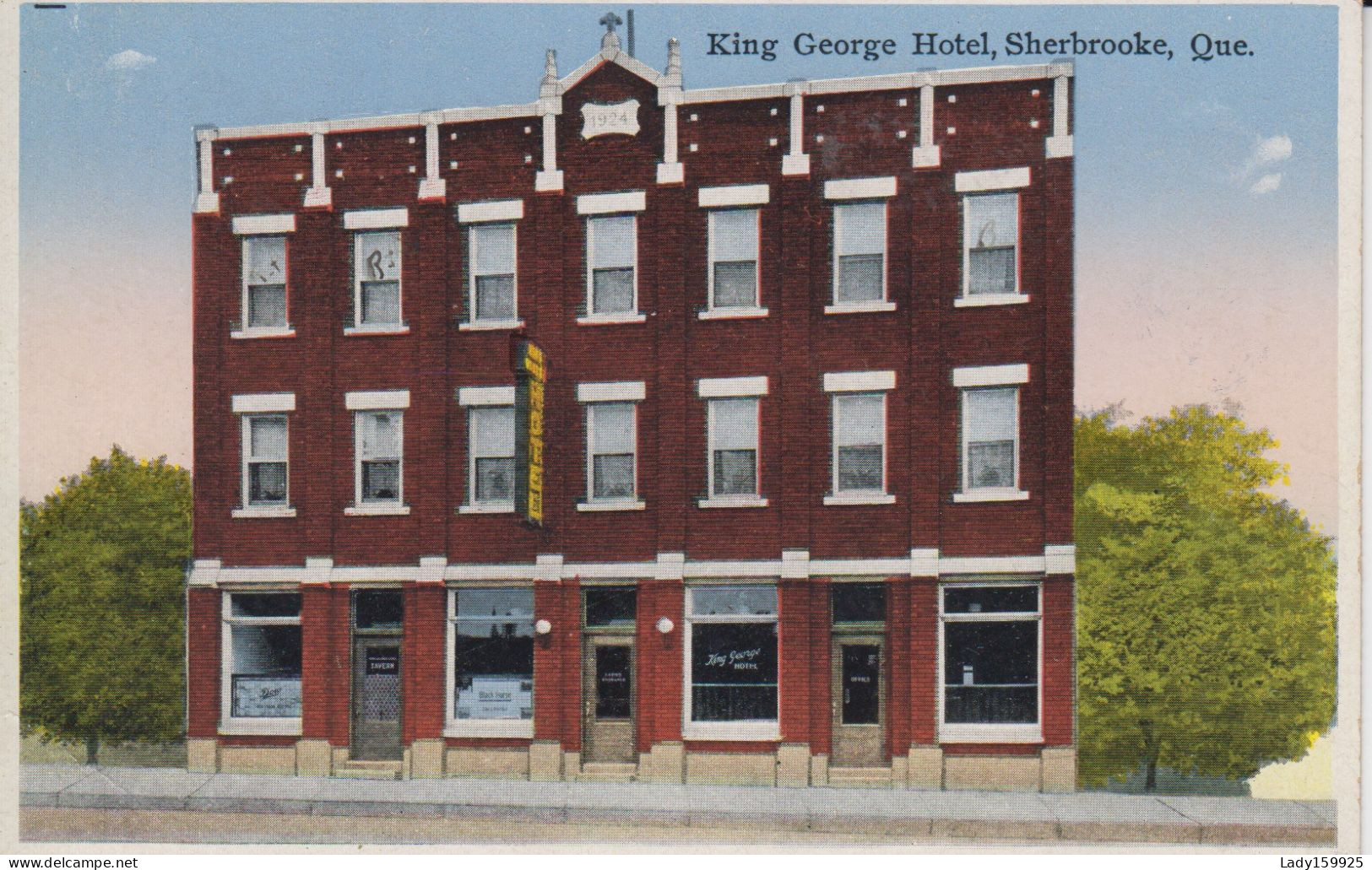King George Hotel Sherbrooke Québec 1924 Inscrit Sur Le Batiment. Immeuble De 2 étages Fenestrations Blanche - Sherbrooke