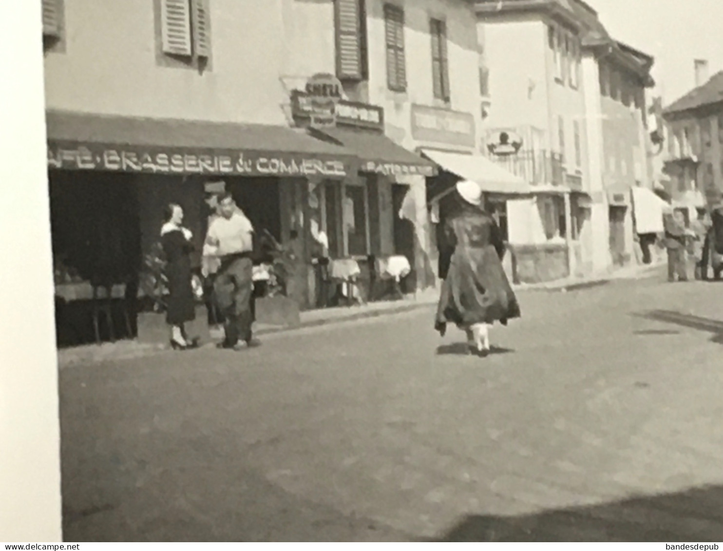 St Gingolph Suisse Et France 1924 Douane Photo Originale Snapshot  Brasserie Commerce Enseigne Shell 4,8cmx 5,7cm - Saint-Gingolph