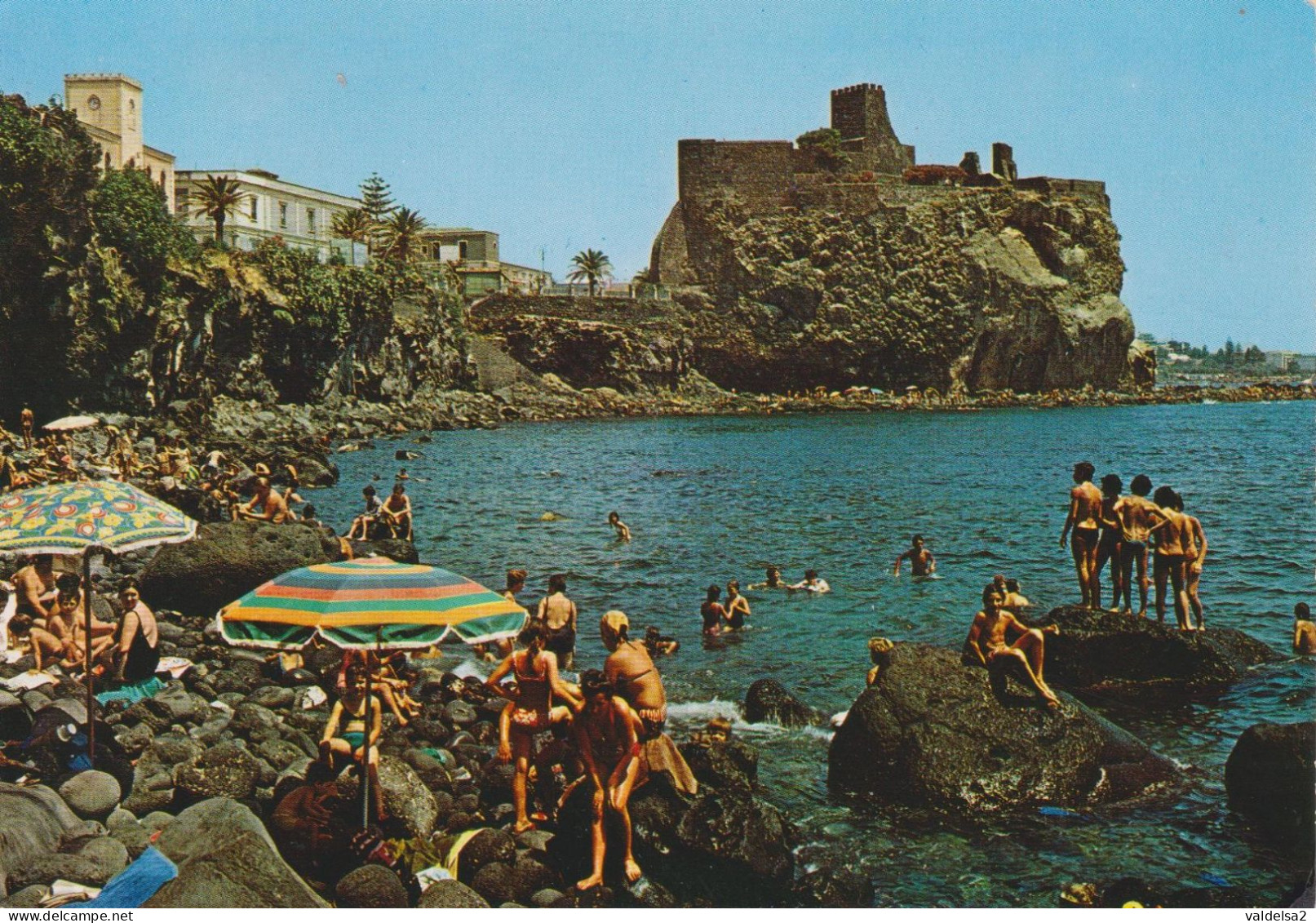 ACI CASTELLO - CATANIA - DINTORNI DI ACIREALE - SPIAGGIA CON VILLEGGIANTI E OMBRELLONI - PANORAMA SUL CASTELLO - 1979 - Acireale