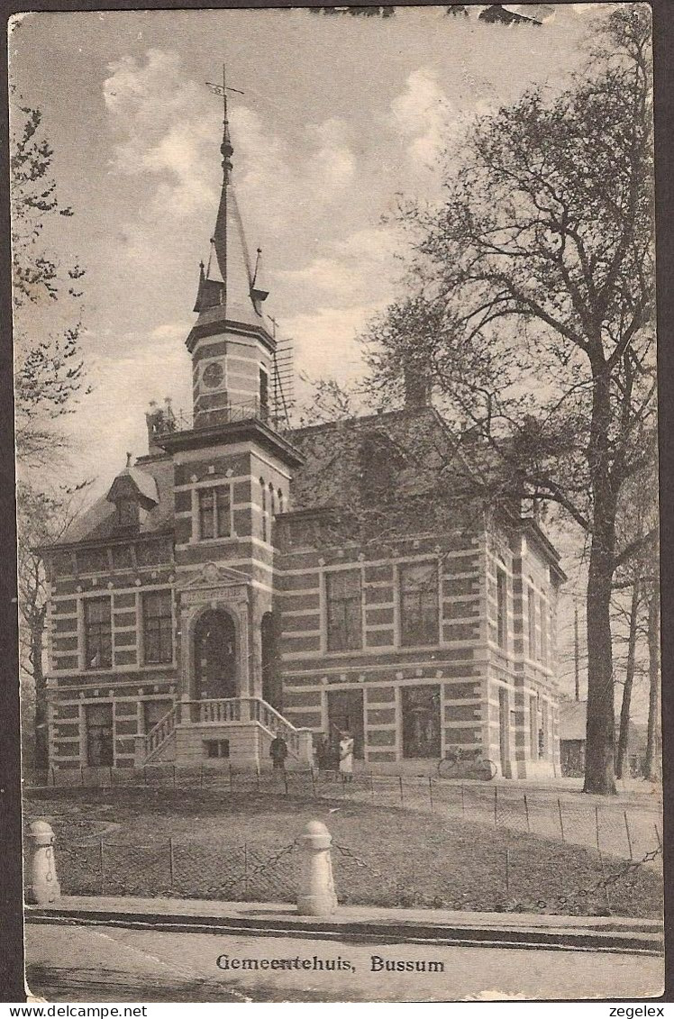 Bussum - Gemeentehuis - 1910 Met Dienstbode - Bussum