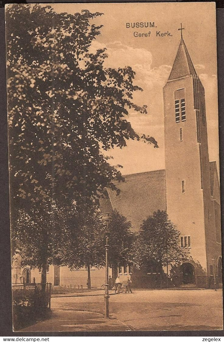 Bussum - Geref. Kerk - Straatbeeld Met Fietsers - Bussum