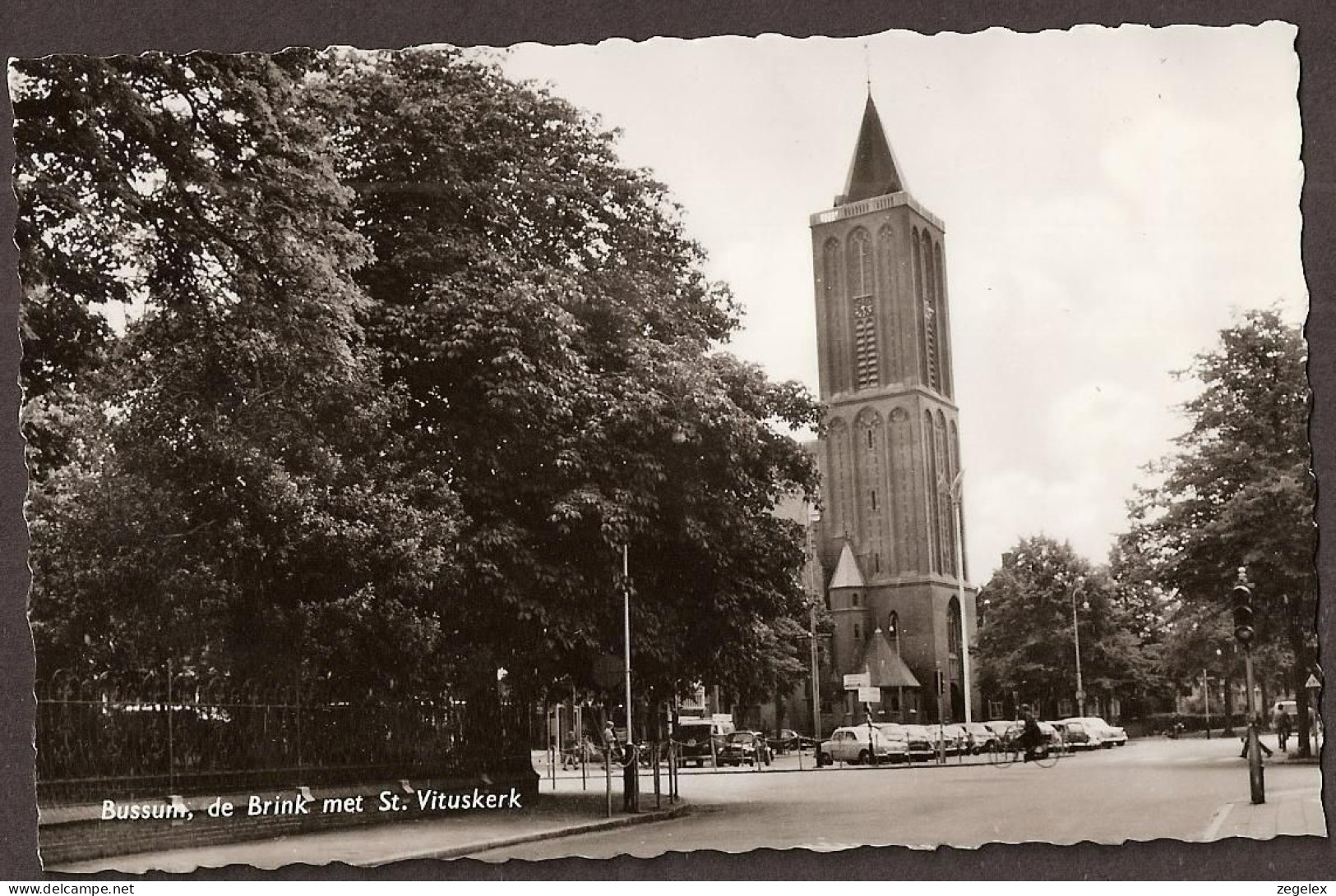 Bussum - Brink Met St. Vituskerk - Straatbeeld - Bussum