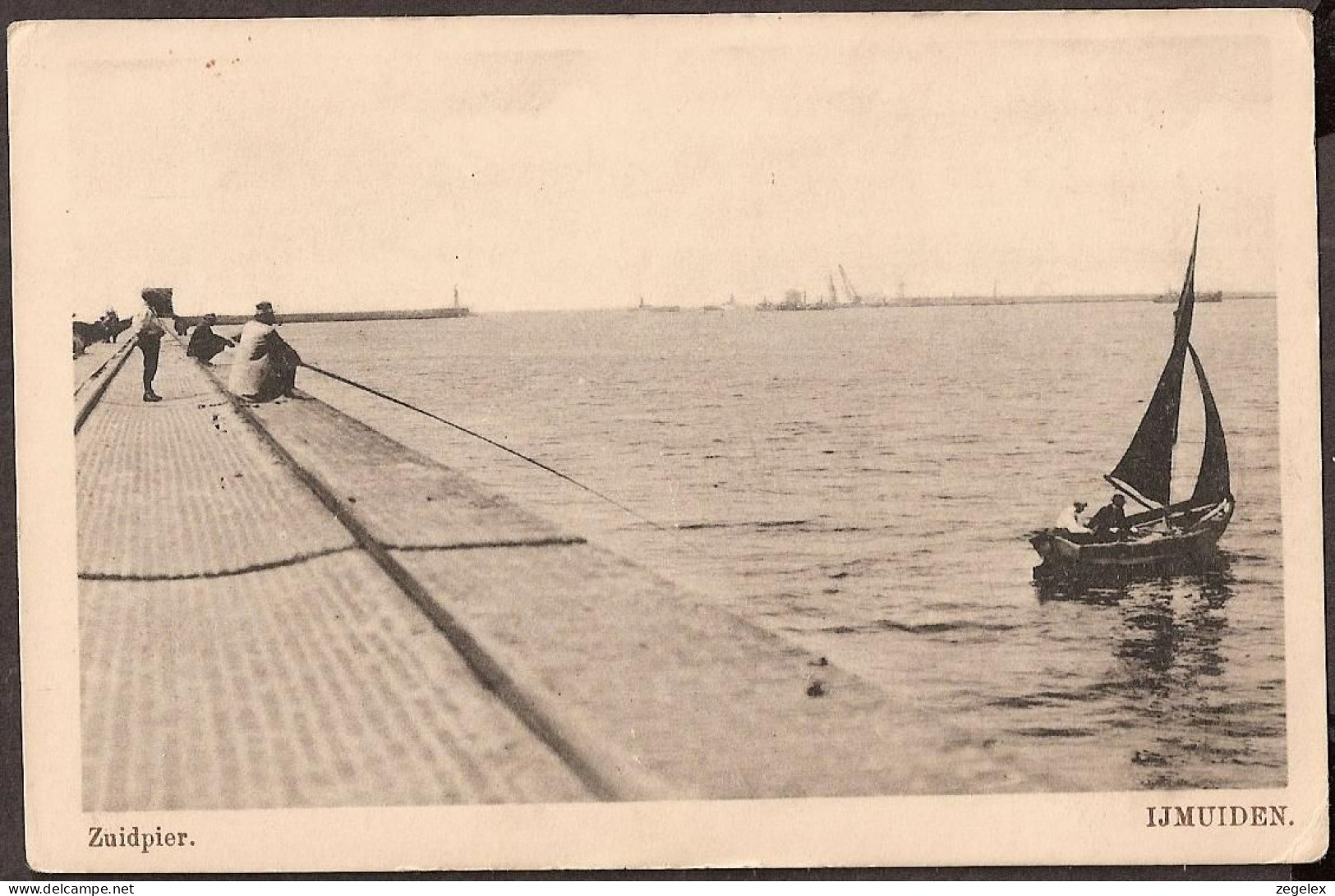 IJmuiden - Zuidpier Met Vissers En Zeilboot - IJmuiden