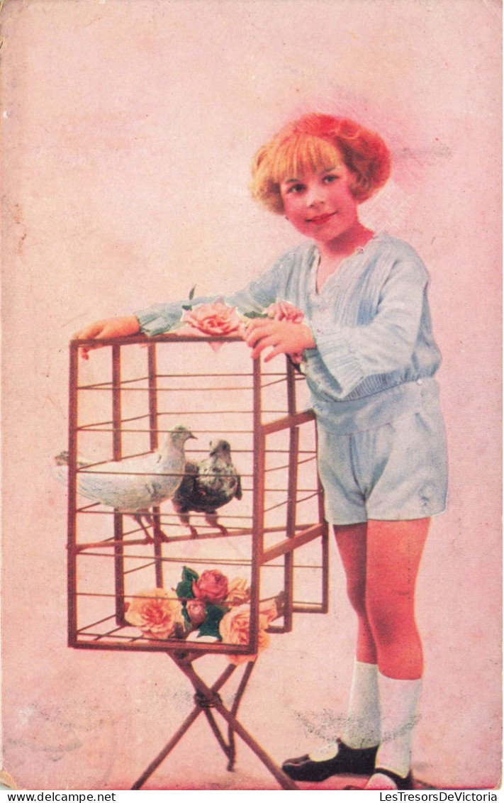 ENFANT - Portrait - Une Petite Fille Devant Une Cage De Pigeons - Colorisé - Carte Postale Ancienne - Ritratti