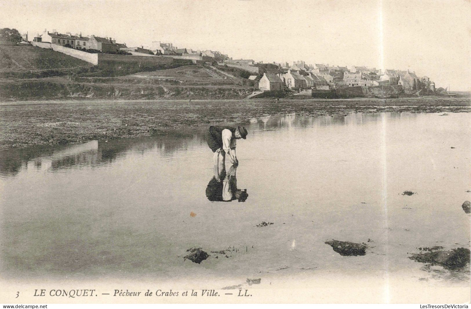 FRANCE - Le Conquet - Pécheur De Crabes Et La Ville  - Carte Postale AncienneL - Le Conquet