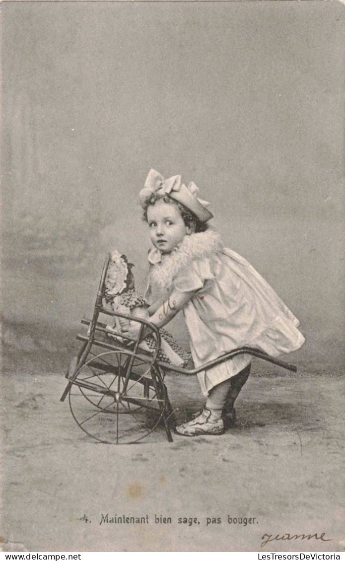 ENFANTS - Maintenant Bien Sage, Pas Bouger - Carte Postale Ancienne - Humorvolle Karten