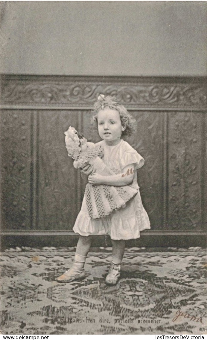 ENFANTS - Petite Fille Jouant Avec Sa Poupée - Carte Postale Ancienne - Portraits