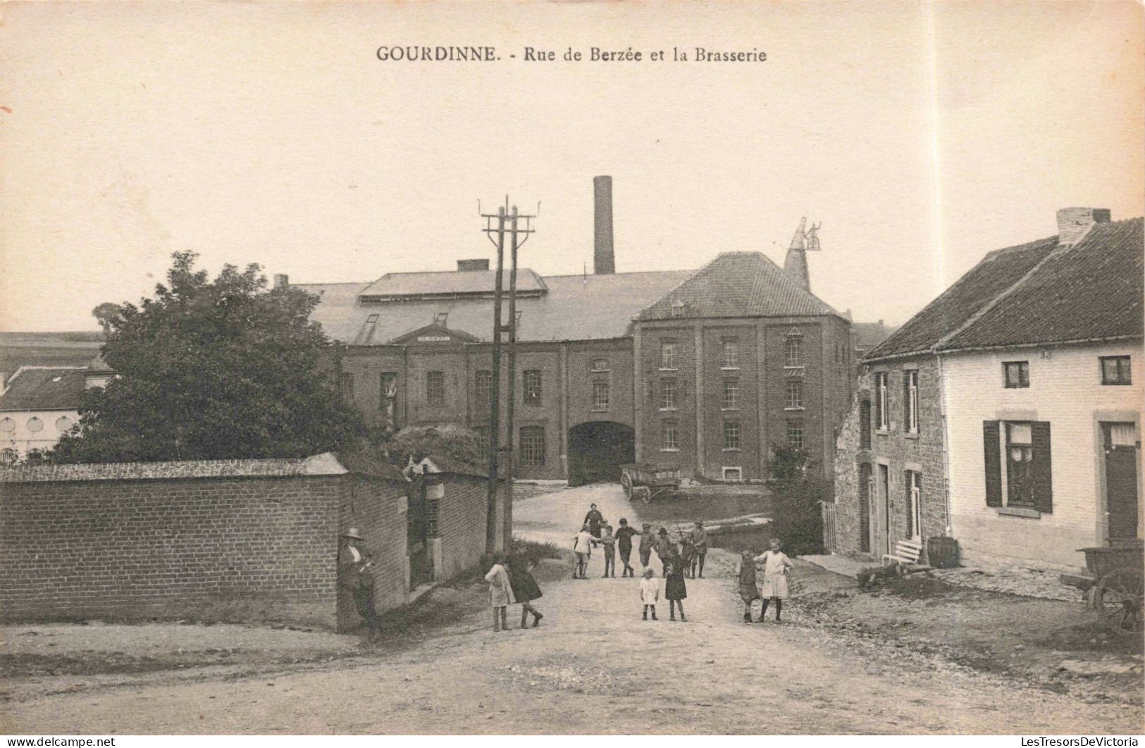 BELGIQUE - Gourdinne - Rue De Berzée Et La Brasserie - Animé - Carte Postale Ancienne - Philippeville