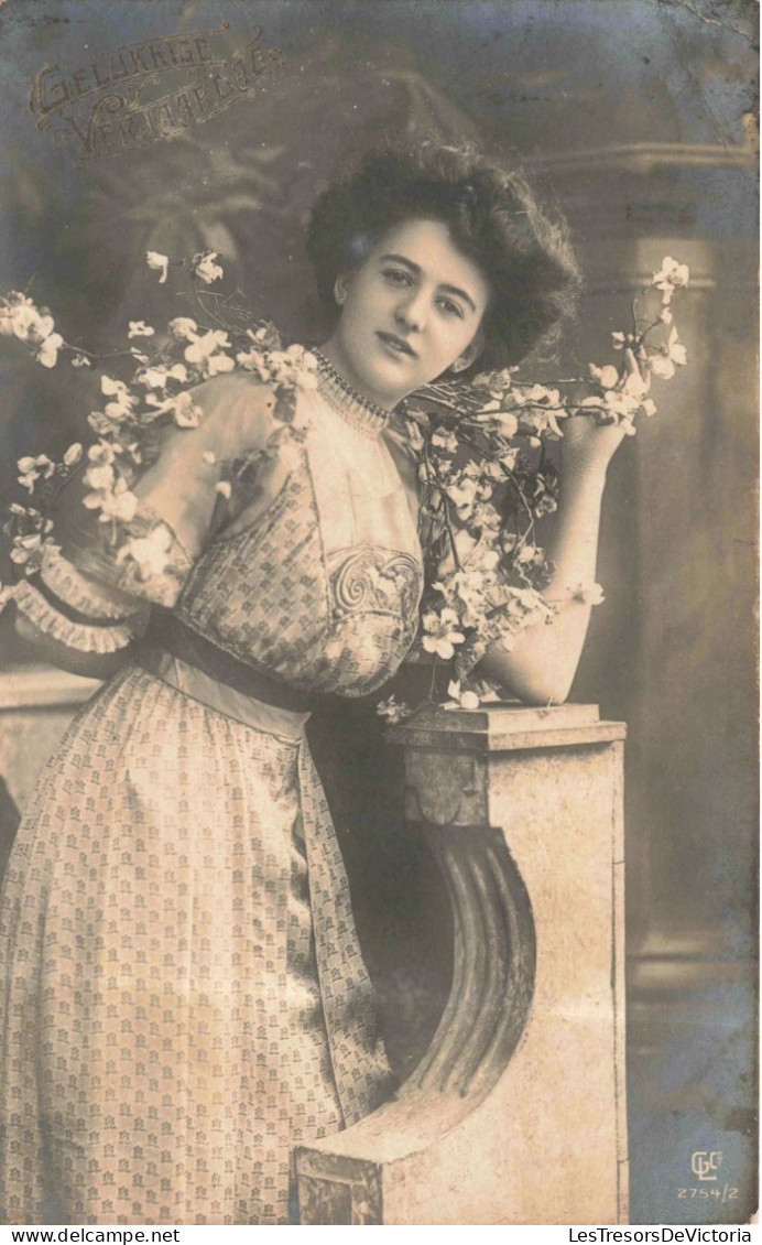 FETES ET VOEUX - Anniversaire - Une Jeune Fille Se Couvrant De Fleur - Carte Postale Ancienne - Geburtstag