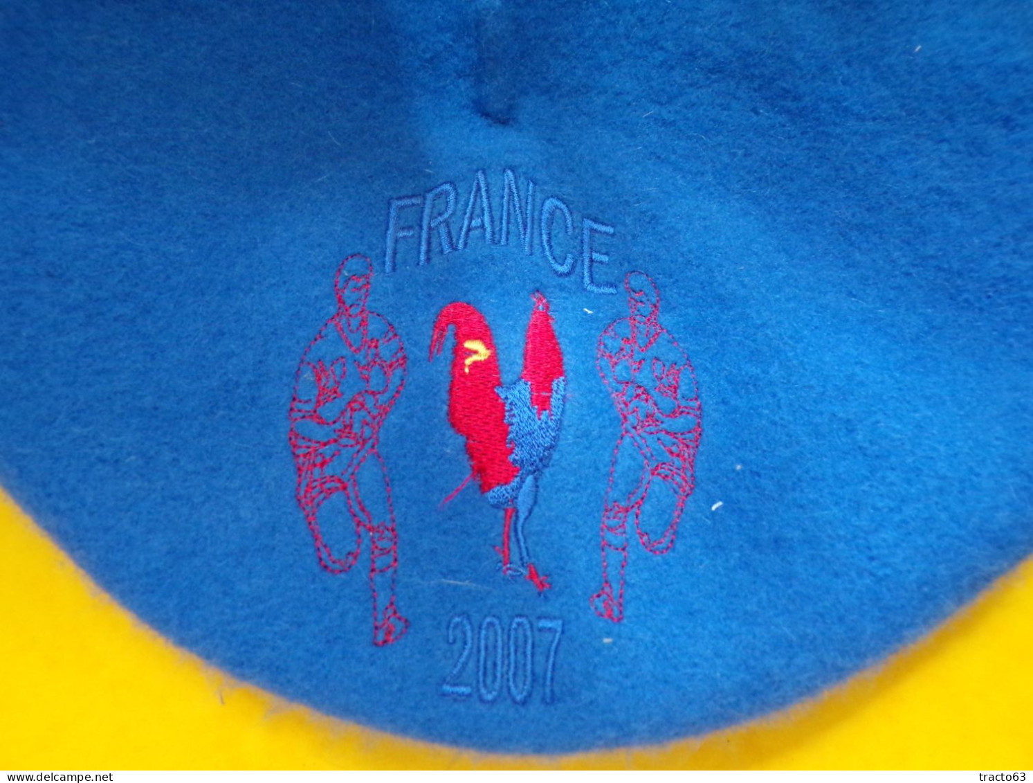 BERET FRANCAIS COUPE DU MONDE DE RUGBY 2007 EN LOT DE 2 , 100 % LAINE  TAILLE UNIQUE FABRICATION MADE IN CHINA ,ETAT VOI - Rugby