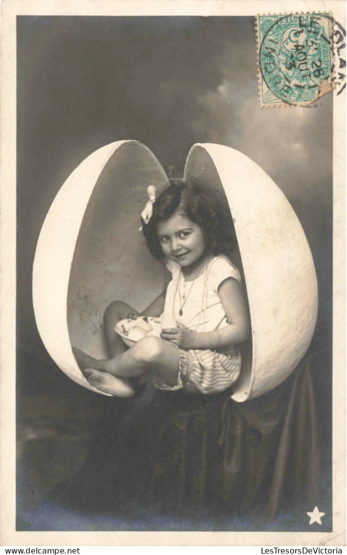 ENFANTS - Petite Fille Dans Un Oeuf  - Carte Postale Ancienne - Abbildungen