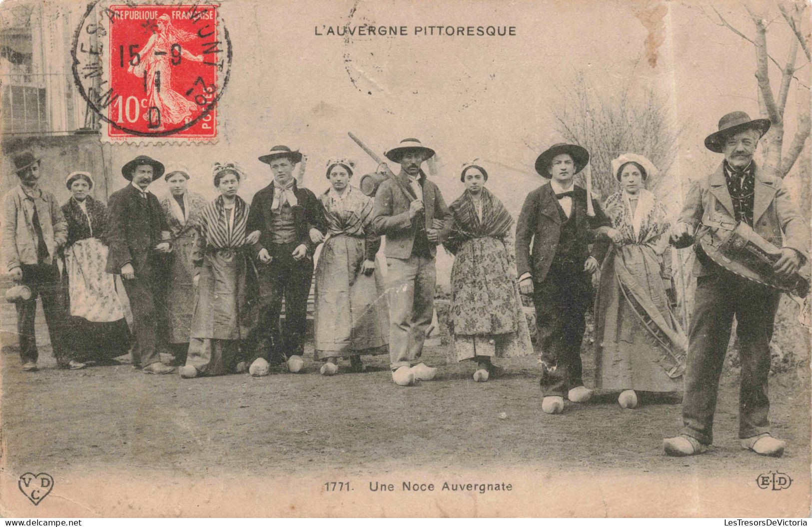 PHOTOGRAPHIE - Une Noce Auvergnate - L'Auvergne Pittoresque - Carte Postale Ancienne - Photographs