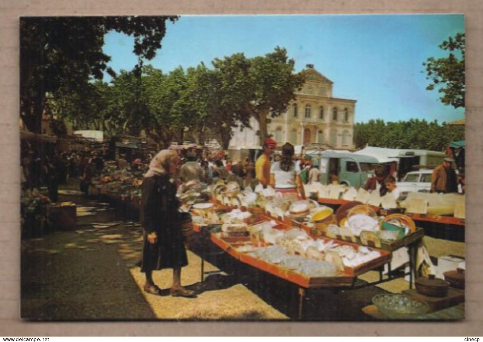 CPSM 84 - SORGUES - Le Marché - Place De La Mairie - TB PLAN ANIMATION STAND + AUTOMOBILES Dont CITROEN TUBE - Sorgues