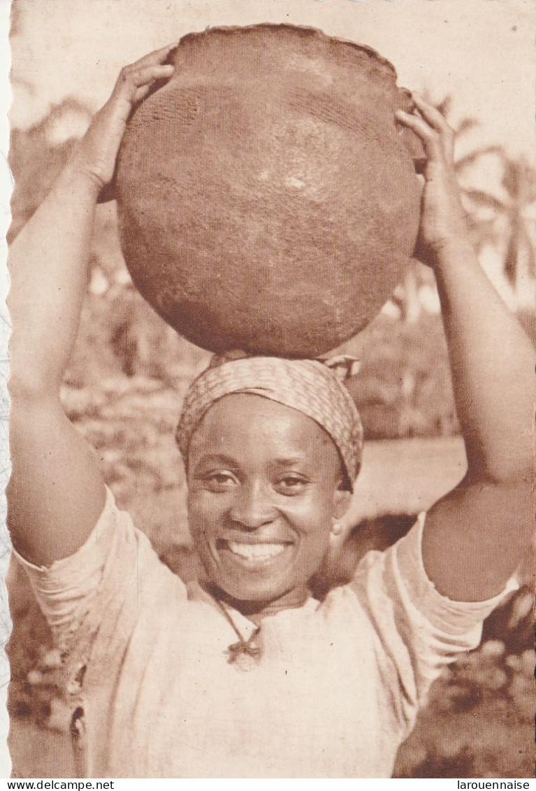 Cameroun - Femme Portant Une Marmite - Cameroun