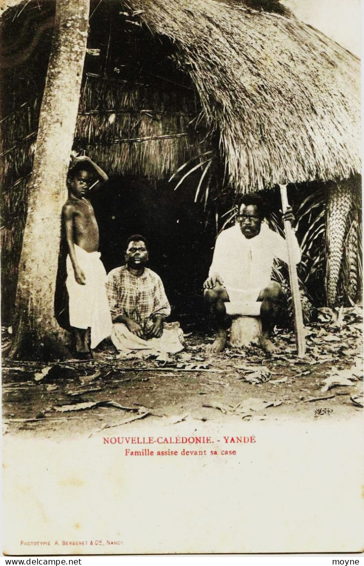 10681 - NOUVELLE CALEDONIE  : YANDE  Famille Assise Devant Sa Case - Dos Non Divisé , D'avant 1904' - Nouvelle Calédonie