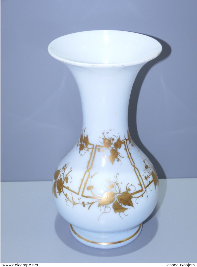 -JOLI ANCIEN VASE OPALINE De CRISTAL CHARLES X Décor Feuilles Dorées Vitrine    E - Vasen