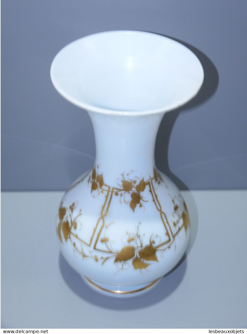 -JOLI ANCIEN VASE OPALINE De CRISTAL CHARLES X Décor Feuilles Dorées Vitrine    E - Vazen