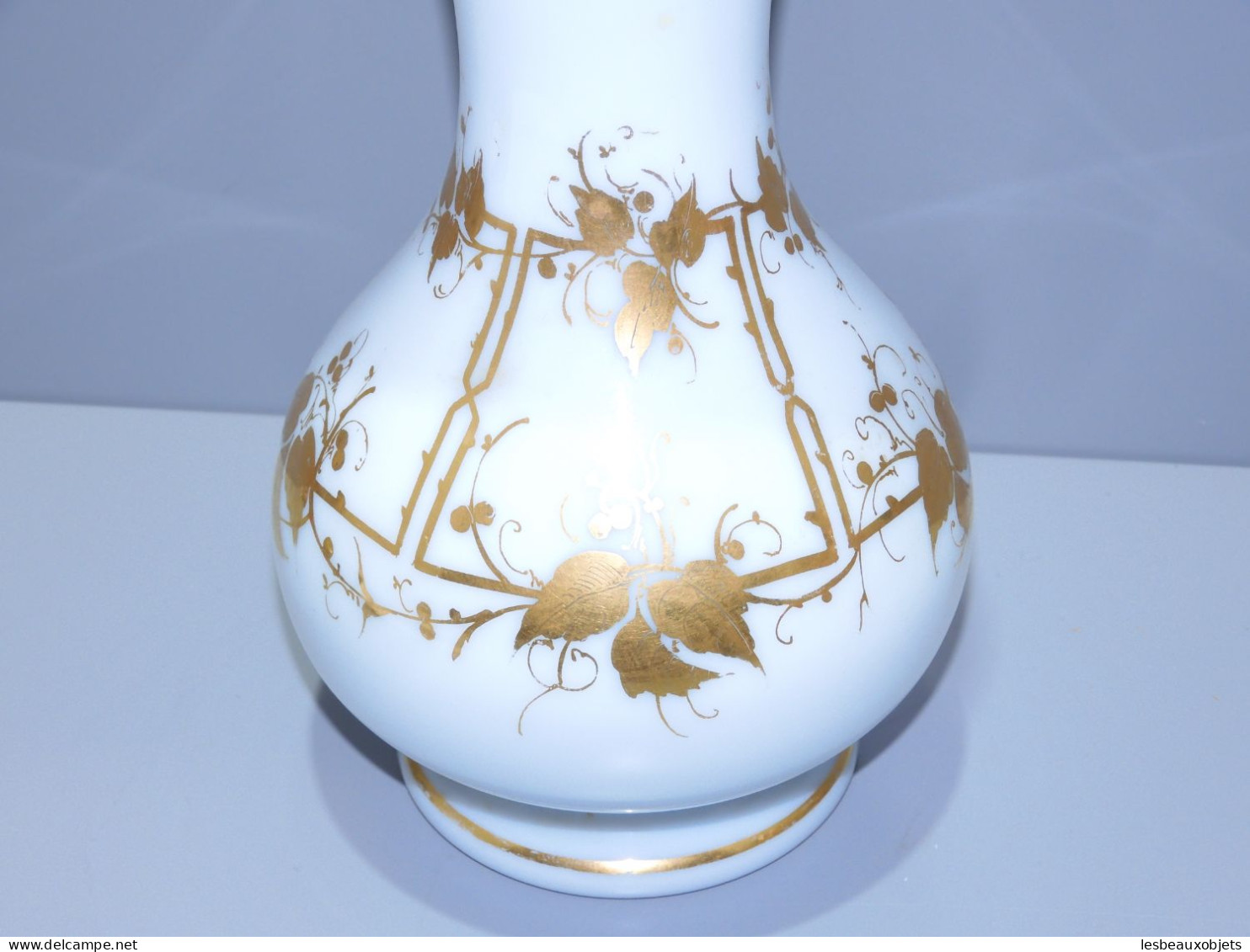 -JOLI ANCIEN VASE OPALINE De CRISTAL CHARLES X Décor Feuilles Dorées Vitrine    E - Vasi