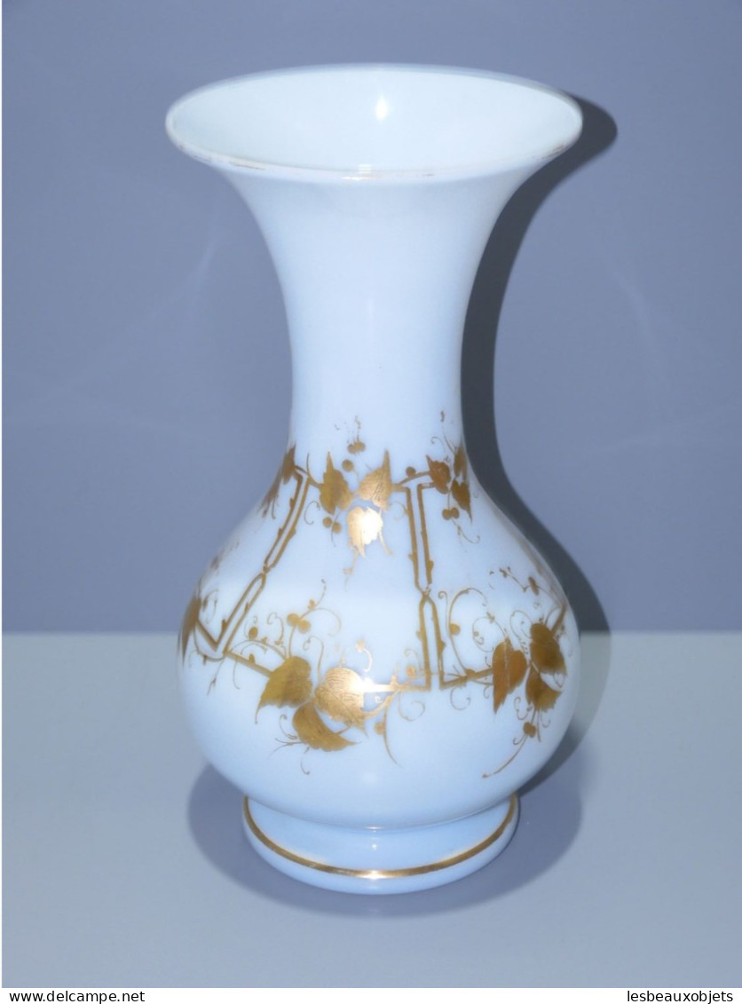 -JOLI ANCIEN VASE OPALINE de CRISTAL CHARLES X décor feuilles dorées vitrine    E