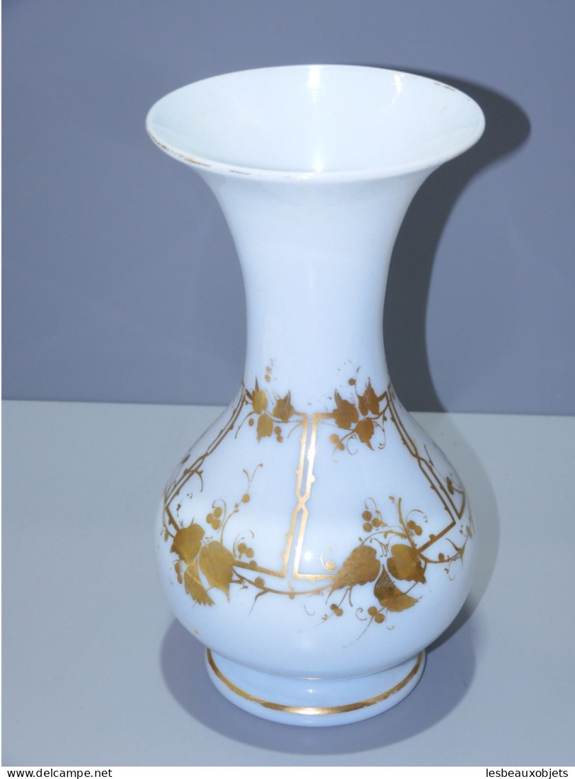 -JOLI ANCIEN VASE OPALINE de CRISTAL CHARLES X décor feuilles dorées vitrine    E