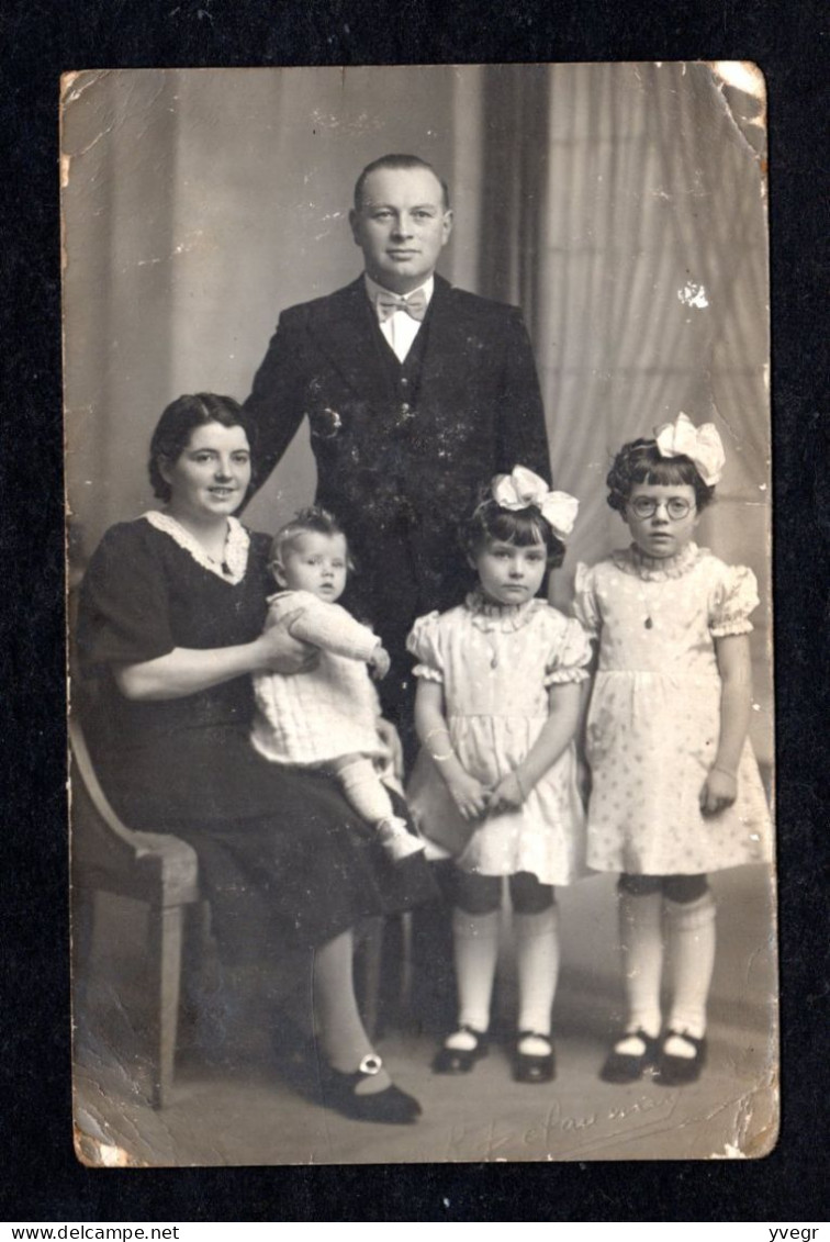 Généalogie - Carte-Photo D'un Couple Et Ses 3 Filles Avec Des Noeuds Dans Les Cheveux - Signature Du Photographe - Genealogie