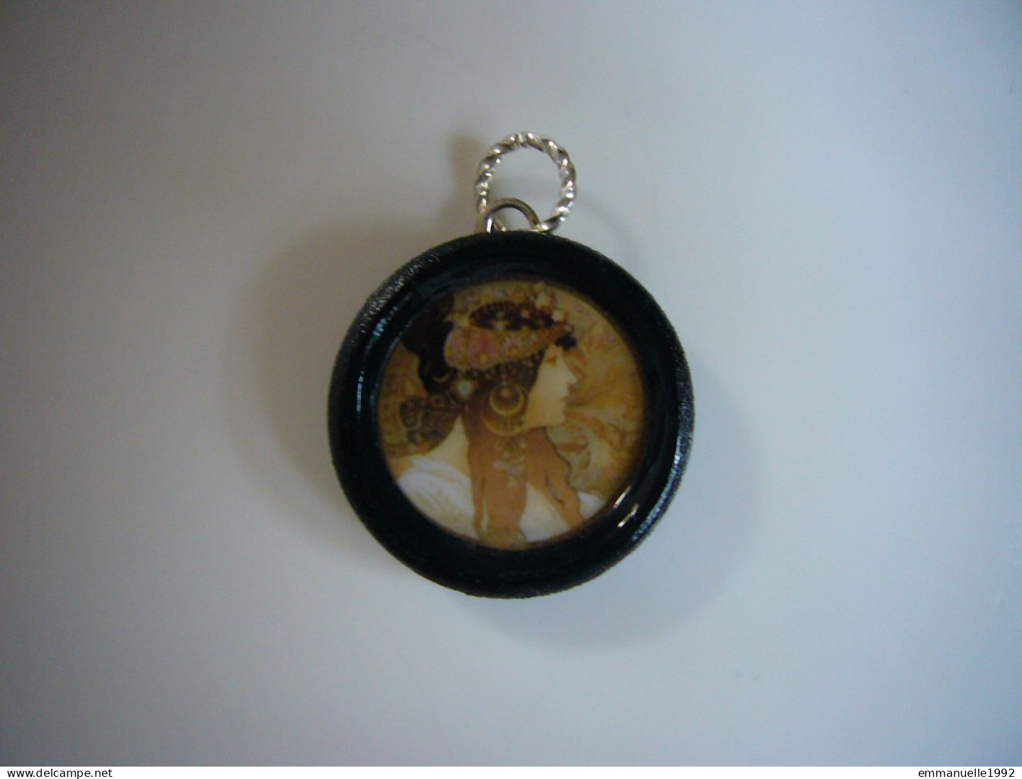 Pendentif Artisanal Rond En Papier Maché Noir Décor Femme Art Nouveau De Mucha Fait Main - Anhänger