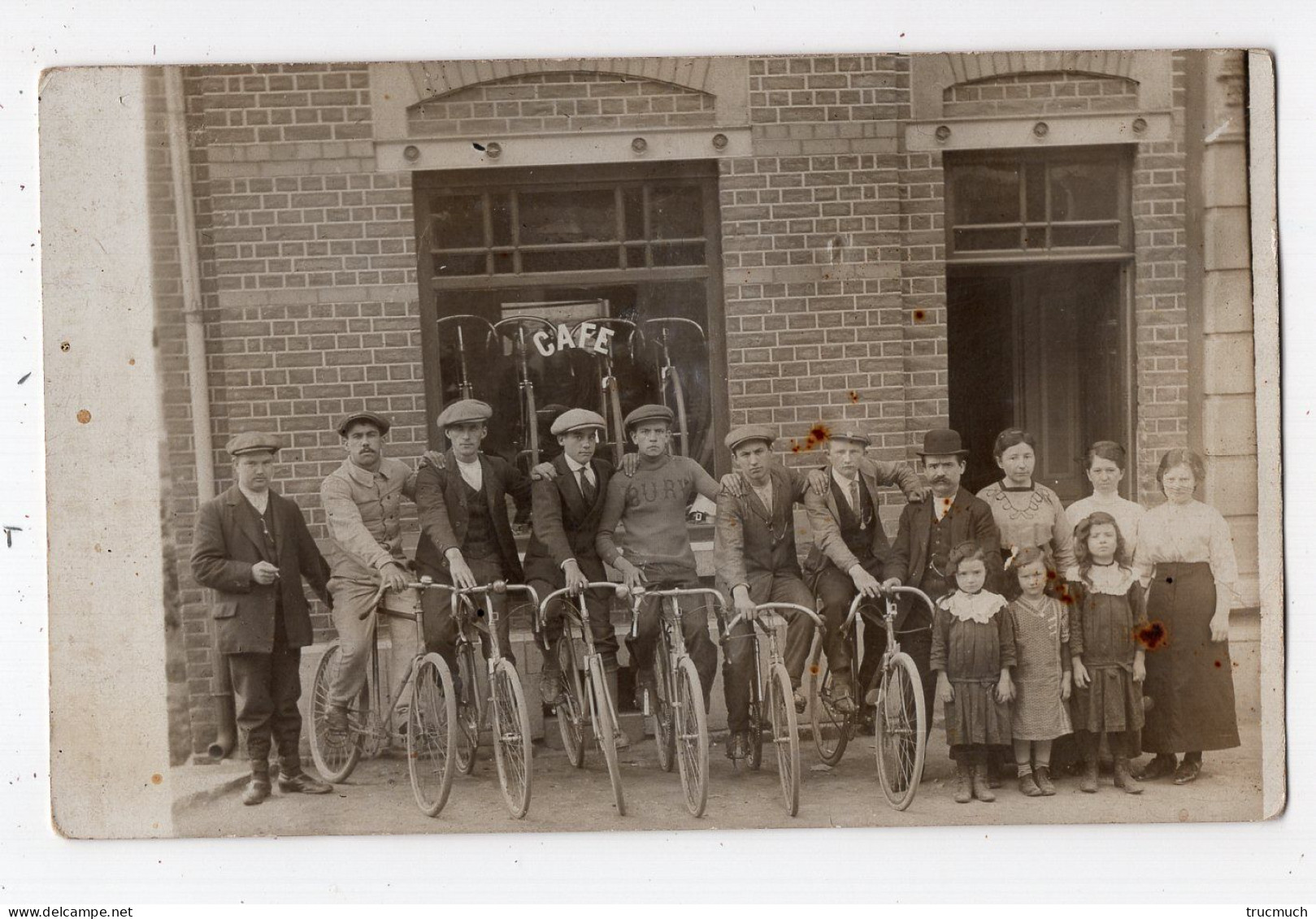 18 - AMAY (?) - Groupe De Cyclistes Devant Un Café-garage (?) - Cycles BURY - Amay