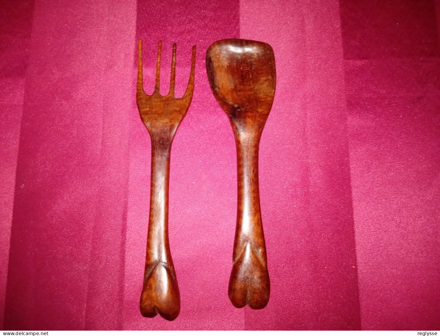 COUVERTS A SALADE- MANCHE SCULPTE  EN BOIS SOMBRE ET LOURD -  * ORIGINE AFRIQUE JE PENSE - Spoons