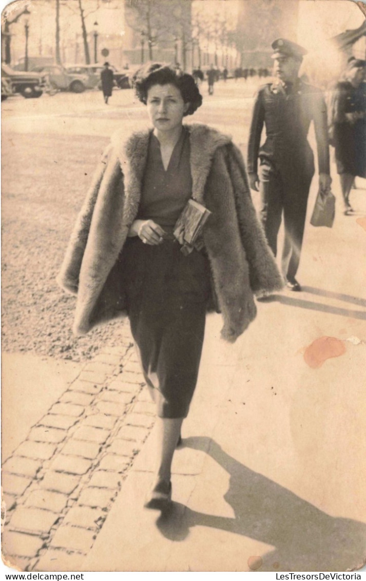 PHOTOGRAPHIE - Une Dame Dans La Rue - Carte Postale Ancienne - Fotografie