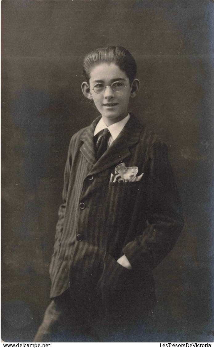 CARTE PHOTO - Un Jeune Homme Avec Des Lunettes - Carte Postale Ancienne - Fotografie