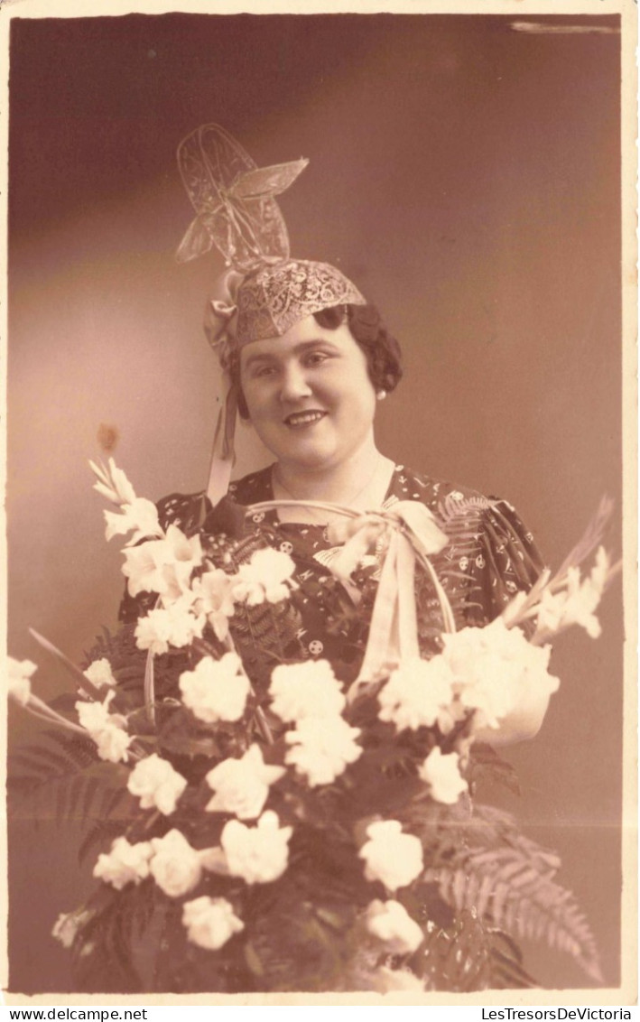 CARTE PHOTO - Une Femme Tenant Un Grand Bouquet De Fleur - Carte Postale Ancienne - Photographie