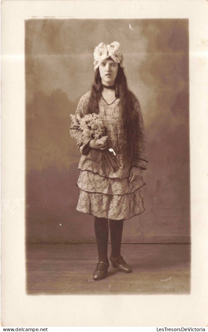 CARTE PHOTO - Une Fille Avec Un Chapeau Orné De Fleur - Carte Postale Ancienne - Fotografie