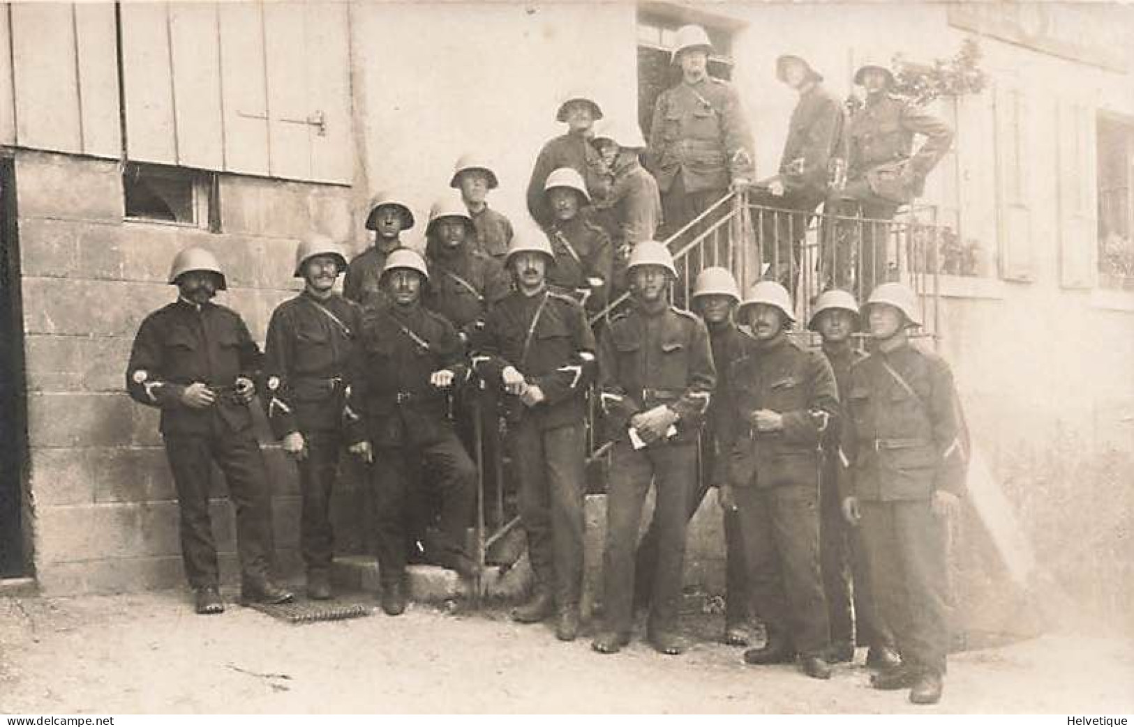 Carte-Photo Foto   Armée Suisse Militaria - Schweizer Armee - Soldats Avec Casques Devant Une Maison Soldaten Mit Helmen - Elm