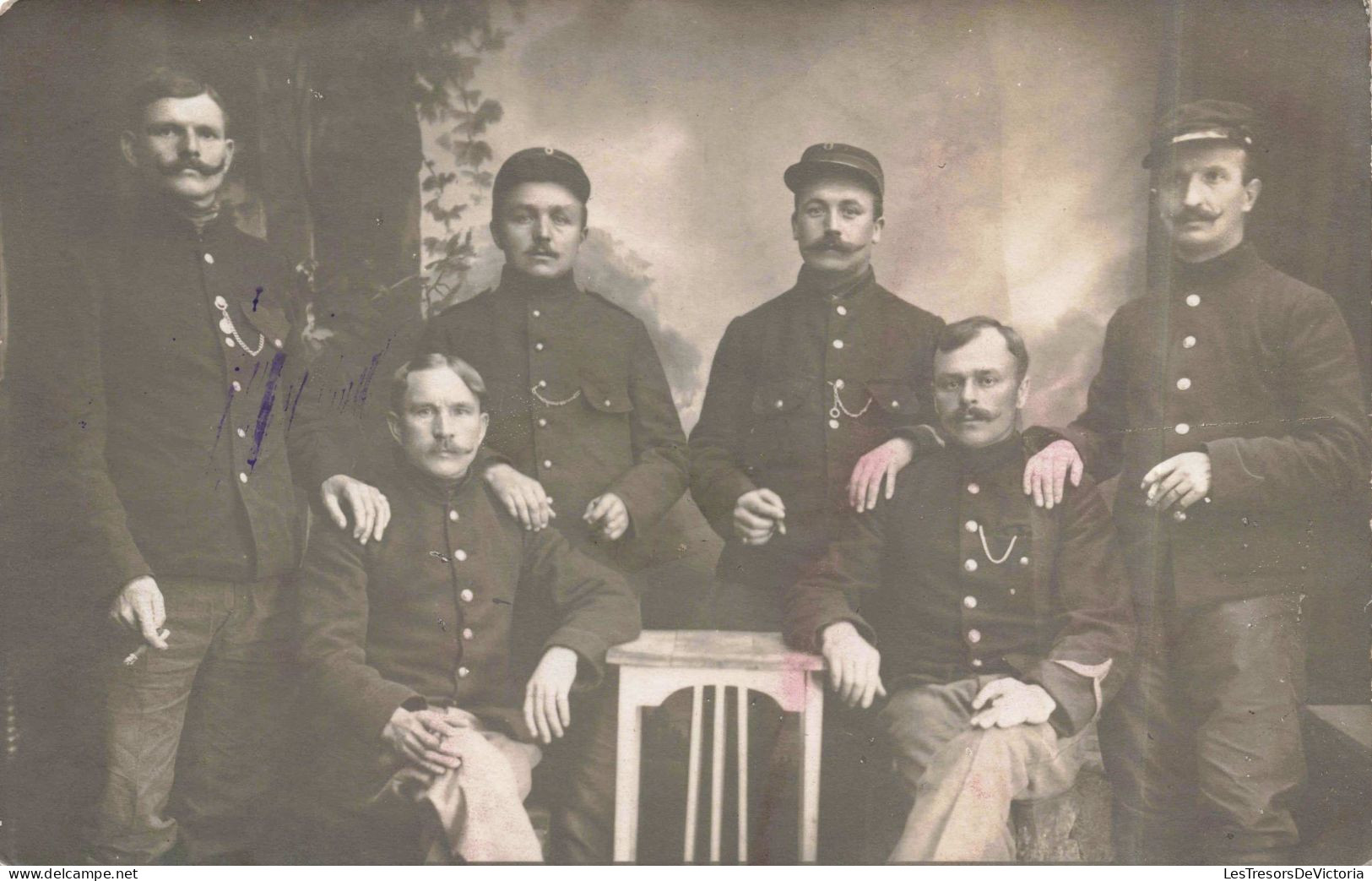 CARTE PHOTO - Des Soldats En Uniforme Autour D'une Table - Carte Postale Ancienne - Photographie