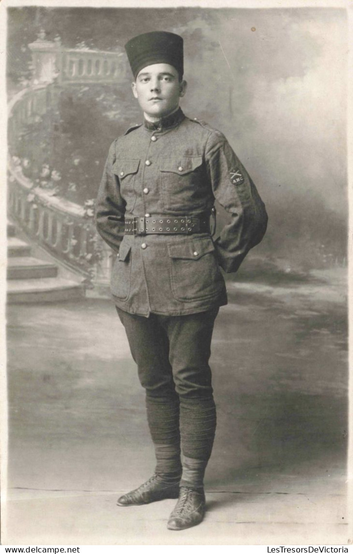 PHOTOGRAPHIE - Un Soldat Dans Le Jardin - Carte Postale Ancienne - Fotografie