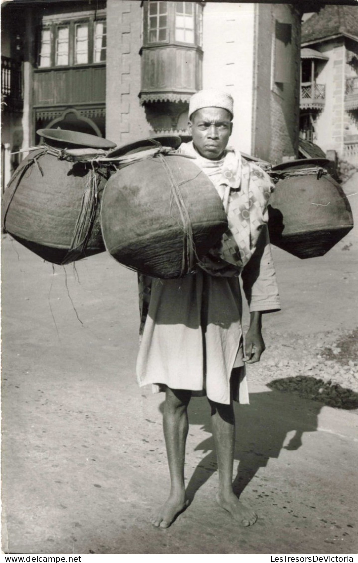 MADAGASCAR - Ambositra - Un Potier Allant Au Marché -  Carte Postale Ancienne - Madagaskar