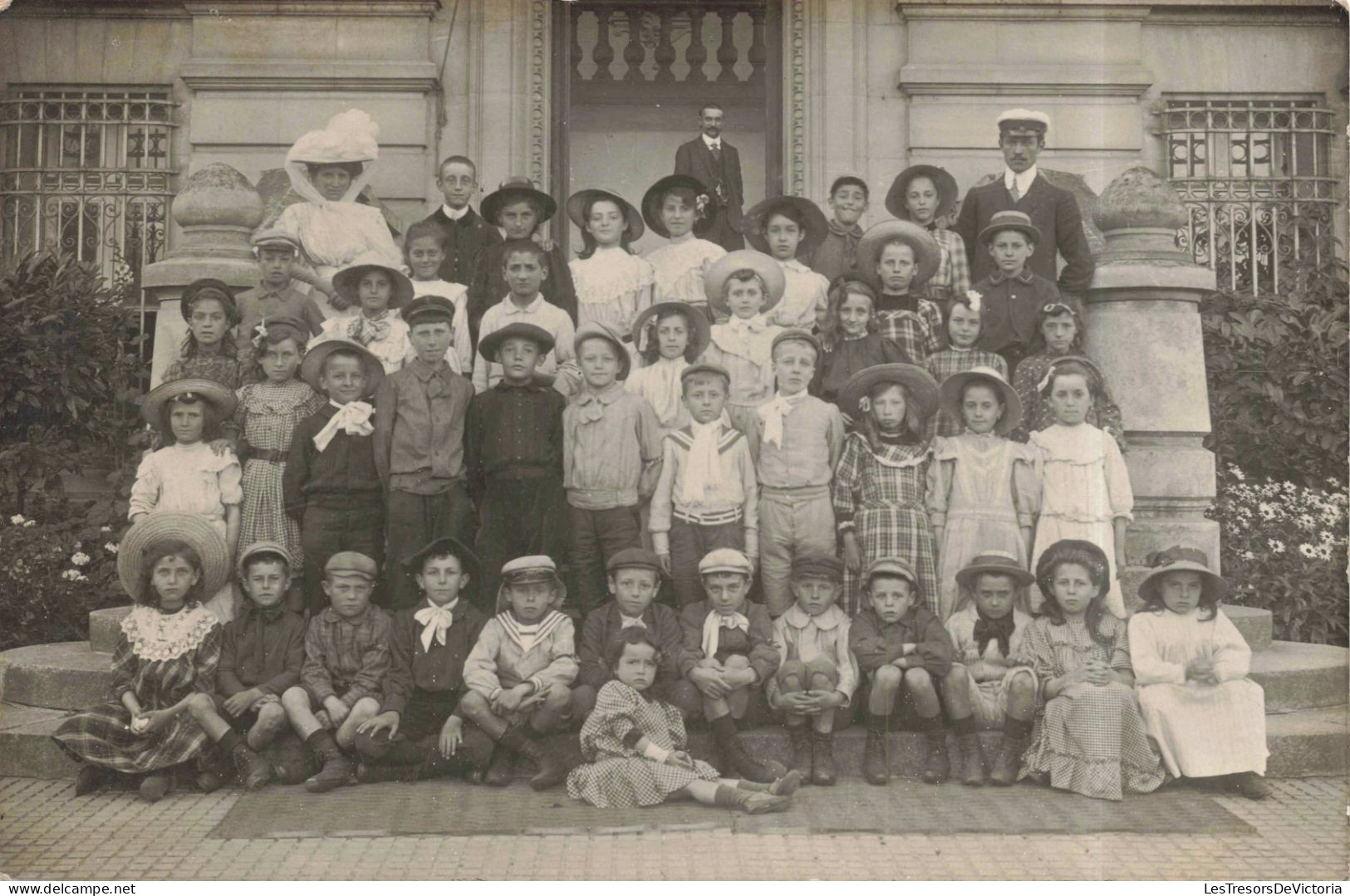 PHOTOGRAPHIE - Une Photo De Classe - Carte Postale Ancienne - Photographs