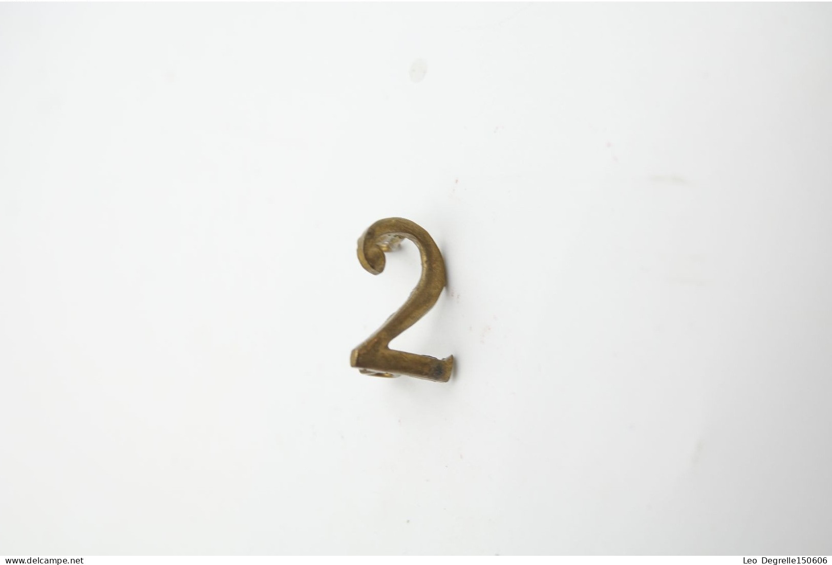 Militaria - INSIGNIA : Regiment Mark : 2 - Brass Number - Uniform - Autres & Non Classés