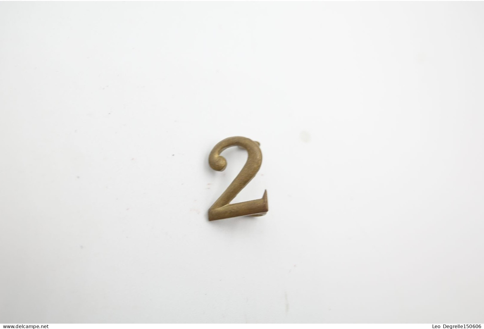 Militaria - INSIGNIA : Regiment Mark : 2 - Brass Number - Uniform - Autres & Non Classés