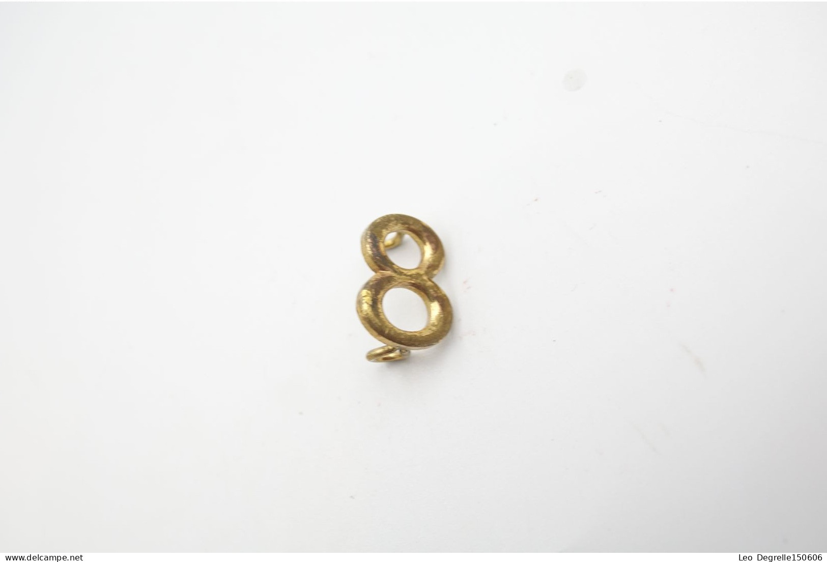 Militaria - INSIGNIA : Regiment Mark : 8 - Brass Number - Uniform - Autres & Non Classés