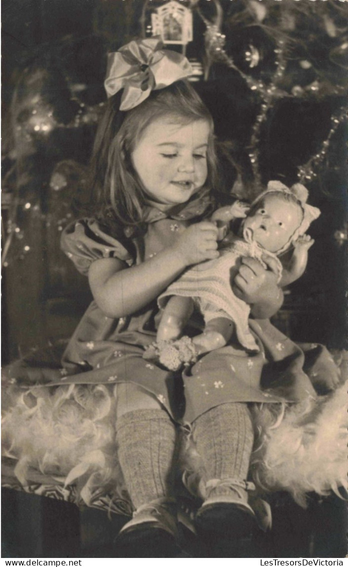 PHOTOGRAPHIE - Une Petite Fille Avec Sa Poupée - Carte Postale Ancienne - Photographie