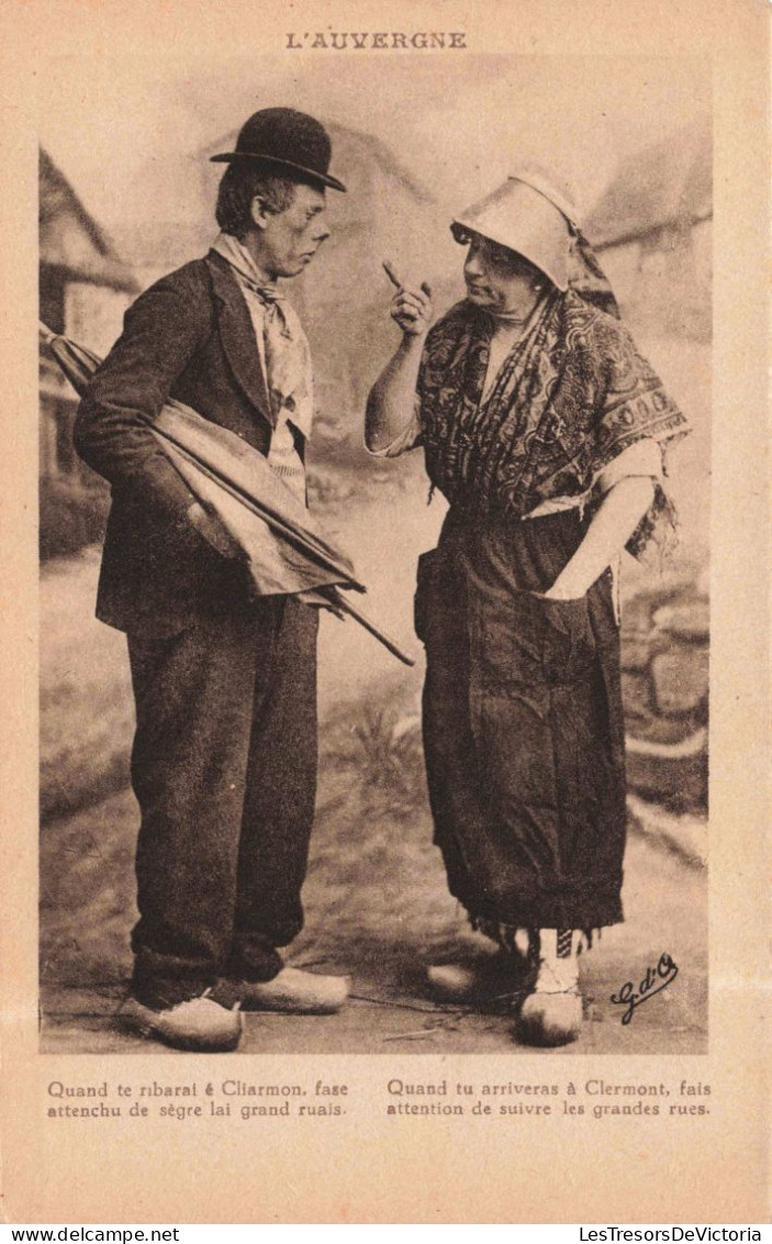 PHOTOGRAPHIE - Une Femme Prévenant Son époux - L'Auvergne - Carte Postale Ancienne - Photographie