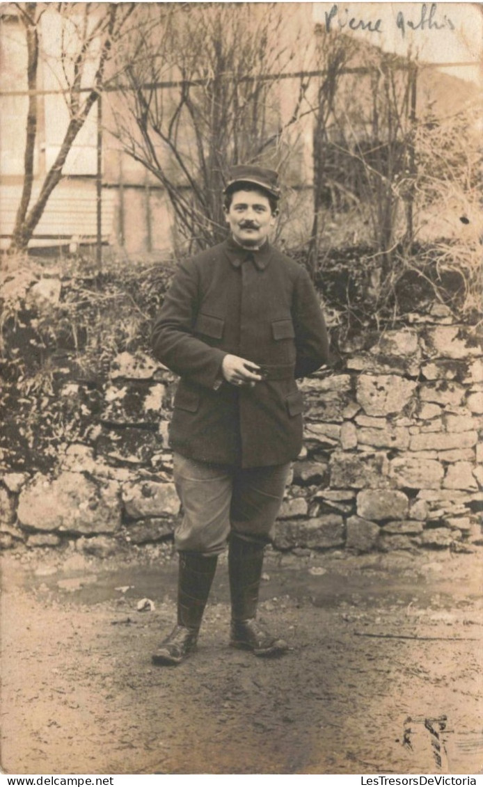 PHOTOGRAPHIE - Un Homme Dans La Cour - Carte Postale Ancienne - Photographie