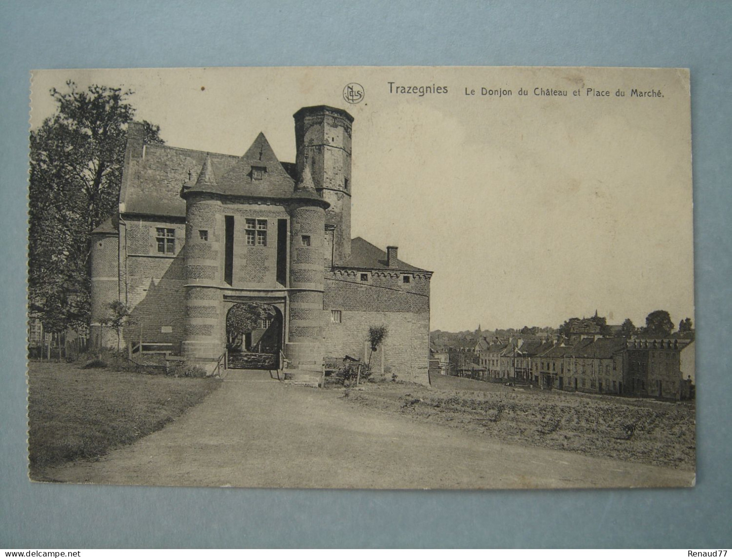 Trazegnies - Le Donjon Du Château Et Place Du Marché - Courcelles