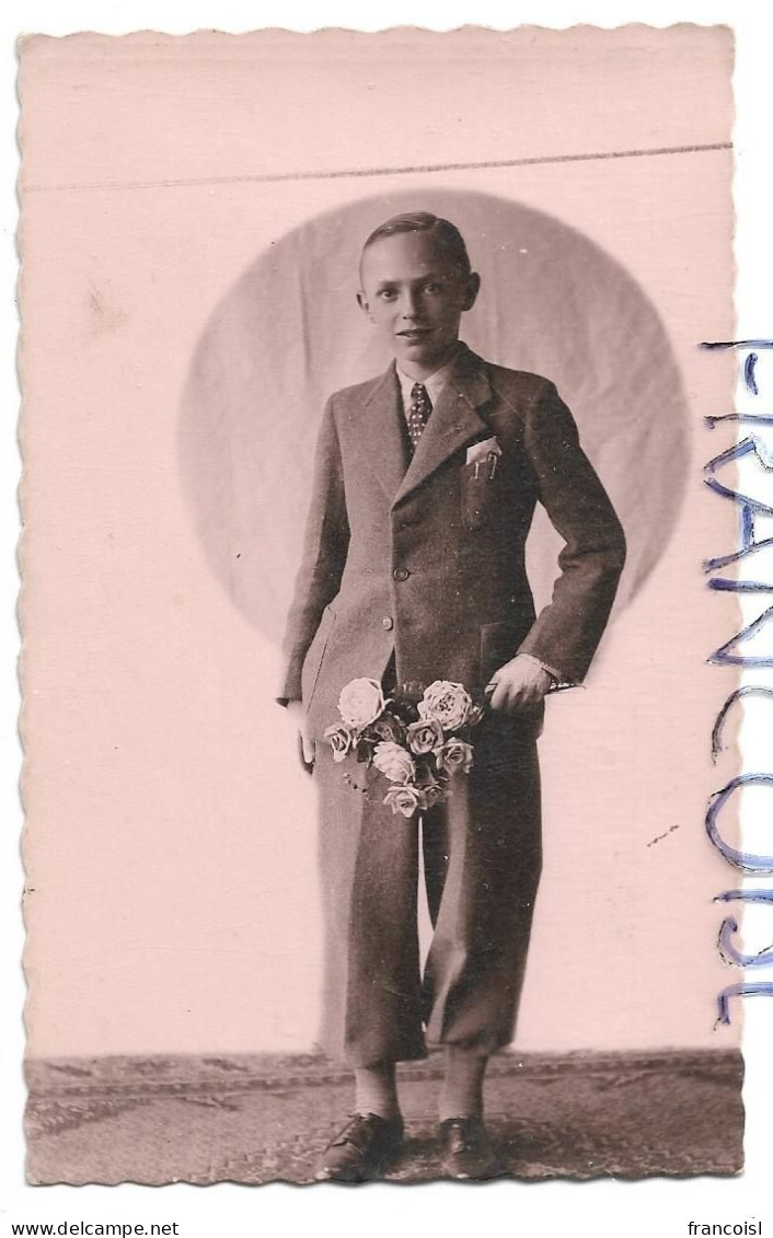 Jeune Homme En Costume, Pantalon De Golf, Bouquet De Roses - Hommes